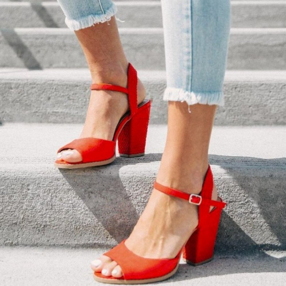 Peep toe pump heel shoe